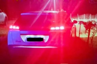 Contra un alambrado y con las puertas trabadas: hallazgo sin vida dentro de un auto, a la vera de la ruta 14
