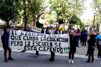 La comunidad de la escuela 55 marchó para pedir mejoras edilicias. “Volvimos con más dudas que certezas”, afirmaron luego