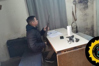 Por tenencia ilegal de armas de fuego, allanaron y detuvieron a un policía