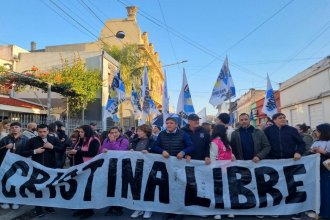 Militantes y dirigentes marcharon en Paraná contra la condena de Cristina Kirchner