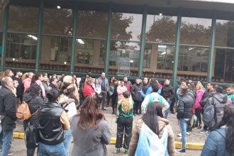 Recorte de horas extras. Trabajadores volvieron a manifestarse frente al Ministerio de Salud
