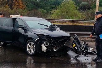 Un auto sufrió el impacto de un camión que transportaba comestibles