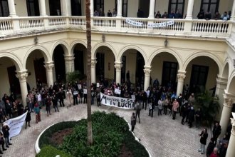Empleados públicos protestaron contra el recorte de horas extras. Algunos se “atrincheraron” en la oficina de un ministro