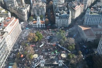 Masiva marcha en apoyo a Cristina Kirchner: “Vamos a volver”, arengó a la militancia