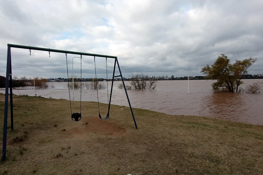 Plaza Juan Pablo II, el río y Salto (foto: EER)