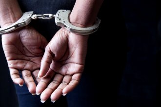 Condenaron a una mujer por abuso sexual, suministro de pornografía y corrupción. La víctima era su hijo menor de edad
