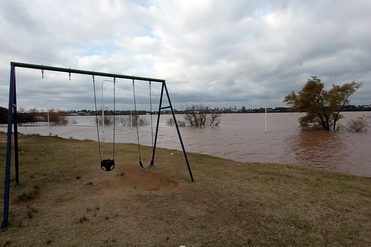 Plaza Juan Pablo II, el río y Salto (foto: EER)