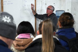Capacitan a 40 personas que armarán muebles para donar a una ONG