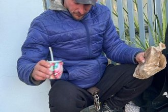 "Estoy amargado y triste". No le renovaron el contrato, así que se encadenó frente al edificio municipal