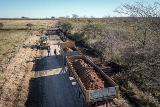 Reparan camino utilizado para acceder a una escuela y por la actividad ganadera, agrícola y avícola