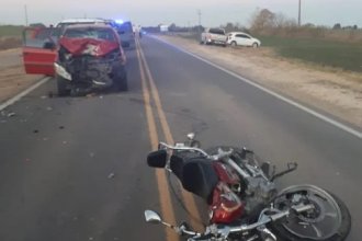 Luego de robar la moto de su expareja, huyó y chocó de frente en la ruta