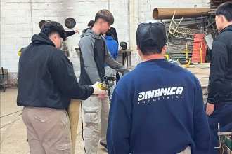 ECU y una empresa local capacitan a estudiantes en herrería para la construcción de carrozas