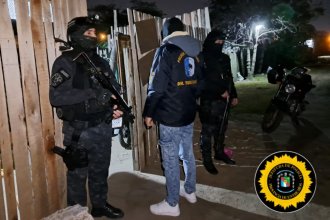 Cuatro personas detenidas e incomunicadas tras doble allanamiento por drogas en un mismo barrio