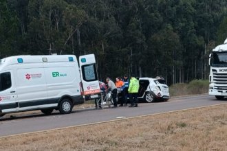 Despiste y vuelco dejó a dos adultas mayores hospitalizadas