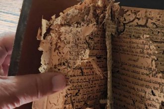 Chagas visitó Pedernal y participó de un rescate de la memoria histórica judía: un antiguo libro de oraciones bajo un piso de madera