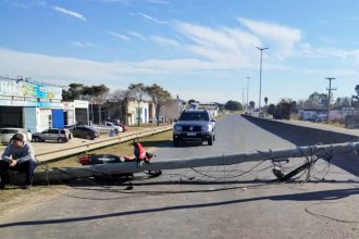 Se salvó de milagro. Iba en su moto cuando, de repente, poste y cables se le vinieron encima. Un camión los había enganchado