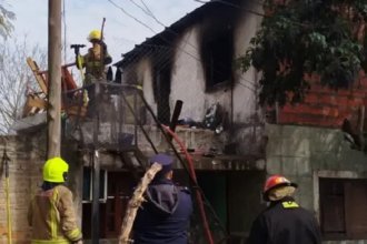 Hospitalizaron a tres personas, víctimas de un incendio que destruyó su casa