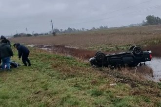 Por un espejo de agua, camioneta despistó y volcó en la ruta. Una mujer debió ser internada