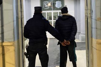 Caminaba por la calle con un “machete corto”. La policía le pidió los documentos y detectó que tenía pedido de detención