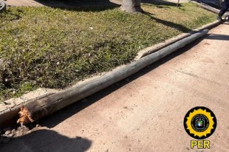 Pudo ser tragedia. Un poste impactó contra una mujer que andaba en bicicleta