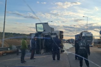 Choque de camiones en la ruta 14: uno volcó, el otro terminó en la banquina
