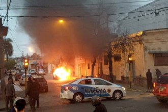 Un auto se incendió mientras circulaba y el fuego avanzó hacia una vivienda