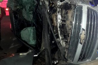 Un hombre quedó atrapado en una camioneta tras un choque frontal en la Autovía Artigas