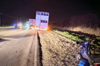 Tragedia en ruta provincial: mujer cayó de una moto y murió al ser embestida por un camión