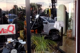 Un hombre concurrió armado a un local comercial y disparó varias veces contra el edificio