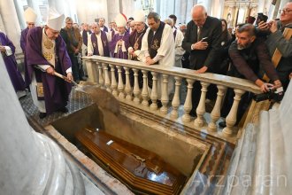 El cuerpo del cardenal Karlic descansa en la catedral de Paraná tras masiva despedida
