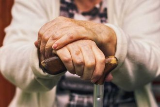 Fin de la pensión por viudez para personas mayores sin aportes: lo que realmente implica el veto a la moratoria