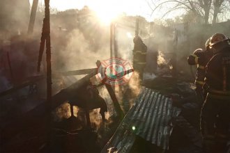 Durante un incendio, un grupo de vecinos agredió a los bomberos. La vivienda fue consumida por las llamas