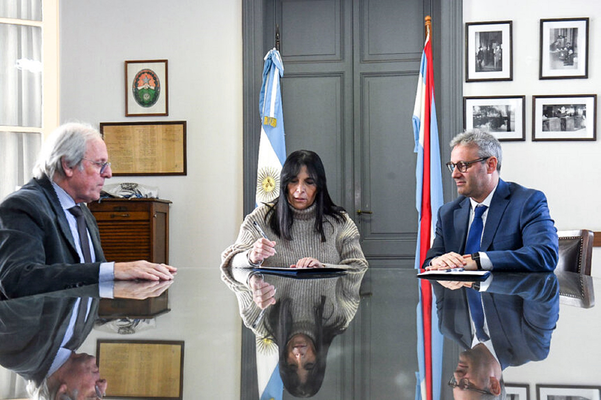 Aluani y Ríos firmaron el convenio.