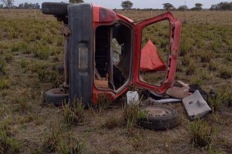 Joven perdió el control de su auto y volcó. Debieron trasladarla al hospital