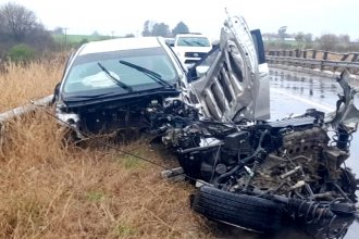 Hombre de 82 años perdió el control de su auto y chocó con las barandas de un puente en Ruta 18