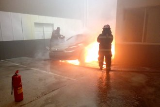 3 dotaciones de bomberos debieron trabajar para sofocar el incendio de un auto que estaba en un taller