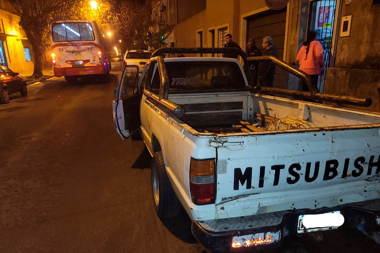El colectivo y la camioneta del hombre accidentado