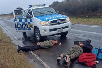 A bordo de un auto robado, dos hombres que portaban armas volcaron y quisieron escapar de la Policía