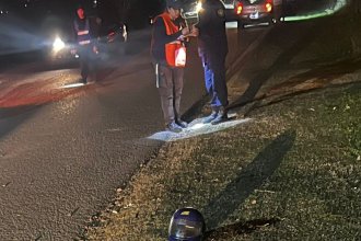 Bache provocó caída de moto: una mujer con lesiones graves y un joven con heridas