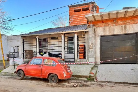 Policía que atacó a su esposa, en estado crítico y calidad de detenido: revelan detalles de su legajo