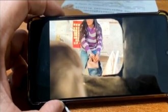 Alumnos filmaron a una docente robando dinero de sus mochilas. Fue separada de su cargo y la imputaron