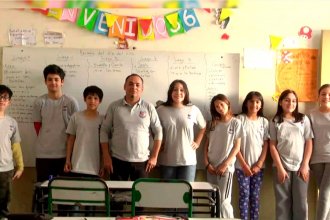 Docente entrerriano confeccionó y regaló las remeras de egresados a sus alumnos