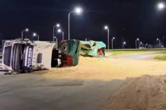 Camionero volcó su carga y resultó con lesiones por esquivar a un ciclista