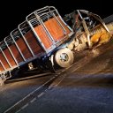 Hay dos heridos graves producto del choque frontal entre un camión con ganado y una camioneta. El tránsito es asistido en RN174