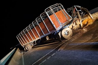 Hay dos heridos graves producto del choque frontal entre un camión con ganado y una camioneta. El tránsito es asistido en RN174