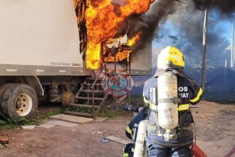 Fuego y humo frente al Hospital Urquiza: se incendió un remolque en el que funcionaba una oficina