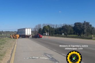 Un automóvil chocó a un camión por detrás: su conductora quedó atrapada y sufrió graves heridas