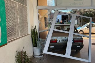 Automóvil sin conductor impactó contra el portón principal de una escuela