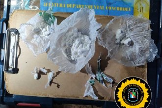 Mujer se asustó cuando vio a la policía, intentó huir y se le cayeron envoltorios con cocaína