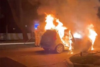 Sintió olor a quemado, bajó y se alejó, antes de que su auto fuera devorado por las llamas